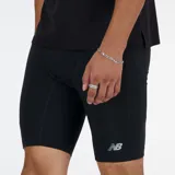Short deportivo negro ajustado al cuerpo, con logo de New Balance estampado en la pierna izquierda.