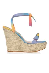 Sandalias de plataforma alta con cuña de yute y tiras de tela con estampado tie dye en tonos celeste, amarillo, naranja y rosa.