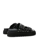 Sandalias negras de plataforma con dos tiras anchas con hebillas y tachas plateadas.