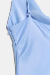 Vestido corto de tejido satinado color celeste, con escote drapeado, tirantes finos ajustables y bajo asimétrico con volado.