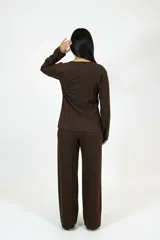 Pantalón palazzo de tiro alto y pierna ancha, confeccionado en tela color chocolate con caída fluida.