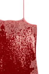 Vestido corto de lentejuelas rojas con detalles de encaje rosado en el escote y el ruedo, de corte recto y tirantes finos.