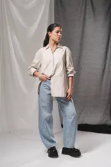 Camisa oversize de color celeste con un sutil diseño a rayas verticales blancas, manga larga y cuello camisero clásico.