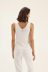 Musculosa blanca tejida con escote en V.