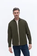 Camisa de pana de algodón con cuello clásico, cierre frontal de botones y mangas largas. Presenta un diseño de corte regular con textura suave y acabado mate.