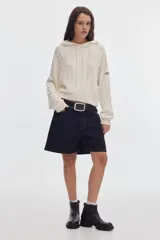 Bermuda de denim negro con calce baggy, corte amplio y largo hasta las rodillas, con costuras en hilo tostado.