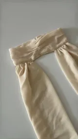 Top color amarillo pastel con cuello halter, espalda descubierta y lazos ajustables en el frente.