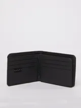Billetera plegable de cuero color marrón, con diseño minimalista y logo de la marca grabado en la esquina inferior derecha.