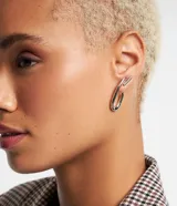 Set de aros plateados con diferentes diseños: argollas lisas, argollas trenzadas, aros tipo botón con strass, aros tipo barra y aros con forma de U.