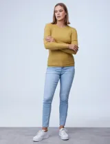 Buzo rojo de tejido fino con cuello redondo y mangas largas. Detalle de botones dorados en los puños.