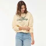 Buzo de cuello redondo y manga larga, confeccionado en felpa ligera color crema. Presenta un estampado frontal con la frase 'Still Dreaming' en color verde oscuro.
