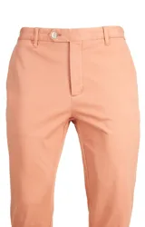 Pantalon tipo chino de corte recto, color naranja suave, con cierre frontal de cremallera y boton, bolsillos laterales y traseros.