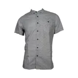 Camisa de manga corta con estampado geométrico en tonos grises y azules, con cuello abotonado y bolsillo en el pecho.