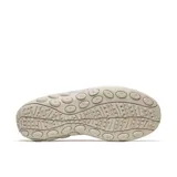 Zapato tipo slip on Merrell modelo Jungle Moc, confeccionado en gamuza color beige con suela de goma antideslizante y diseño ergonómico para mayor comodidad.