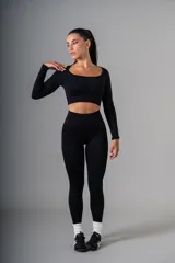 Calza deportiva gris jaspeado de tiro alto y tela gruesa.