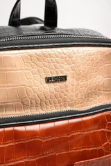 Mochila midi negra con detalles en color ladrillo y beige con textura símil piel de cocodrilo.