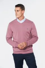 Suéter de tejido fino color azul marino, con cuello en V y manga larga. Presenta un pequeño logo bordado en el pecho.