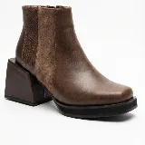 Bota corta de cuero vacuno color marrón, con diseño de paneles combinados en cuero liso y cuero texturizado. Presenta una puntera cuadrada, plataforma delantera y un taco geométrico ancho de altura media.