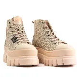 Botas Palladium Revolt de caña alta color beige con estampado animal print en negro. Suela track color beige.