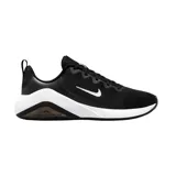 Championes Nike modelo Bella 7, color negro con entresuela blanca y detalles en negro translúcido. Presentan un diseño deportivo con malla transpirable, logo de la marca en el lateral y tecnología Air Zoom en el talón.