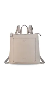 Mochila de diseño moderno y funcional, confeccionada en símil cuero con textura granulada. Cuenta con un bolsillo frontal con broche, correas ajustables y desmontables, y cierre principal superior.