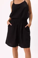 Short negro de lino y viscosa, con cintura elastizada, calce amplio y bolsillos laterales.