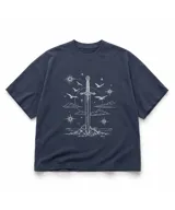 Remera oversize de algodón con estampa frontal en color blanco que representa una espada clavada en una roca, rodeada de estrellas, nubes y aves.