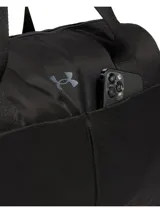 Bolso deportivo tipo duffle color negro, con compartimento principal con cierre, bolsillos delanteros abiertos y correa ajustable para el hombro. Presenta el logo de la marca en el frente.