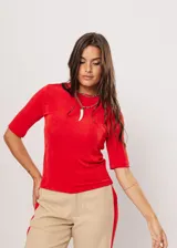 Remera roja de tela stretch suave con leve brillo y mangas cortas. Tiene el isotipo de la marca bordado en la espalda.