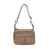 Bandolera color beige en símil cuero, con tres bolsillos frontales con cierre, un bolsillo trasero con cierre y bolsillos internos. Cuenta con una correa larga regulable.