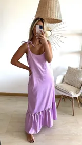 Vestido largo de tirantes con volados en el ruedo, disponible en color rojo, lila, borgoña y rosa.