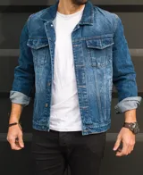 Chaqueta de jean azul oscuro con bolsillos frontales con solapa y botones metálicos.