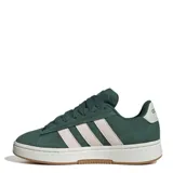 Championes Adidas modelo Grand Court Alpha, color verde oscuro con las icónicas tres tiras laterales en tono crema. Presentan un diseño de inspiración retro, con capellada de cuero sintético, entresuela blanca con tecnología Cloudfoam para mayor amortiguación y suela de goma en tono caramelo.