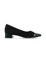 Zapato de tacón bajo color negro, confeccionado en cuero nobuck con puntera y taco forrado en charol, de diseño clásico.