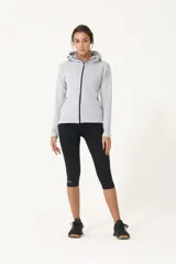 Campera gris melange de rústico de algodón, con cierre frontal, capucha y reguladores en la parte inferior.