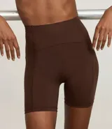 Bermuda ciclista deportiva de tiro alto, color celeste claro, ajustada al cuerpo.