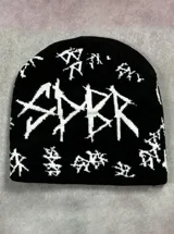 Gorro tipo beanie de punto color negro con diseño gráfico estampado en color blanco con estética de estilo metal.