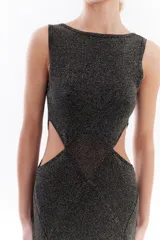 Vestido midi largo de tejido con hilo lurex en tono marrón oscuro, sin mangas, con escote redondo y aberturas cut-out laterales en la cintura.