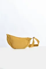 Riñonera color mostaza con correa ajustable.