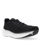 Championes de running New Balance modelo Fresh Foam X 1080 V13, color negro con entresuela blanca. Presentan empeine de malla técnica transpirable, cierre con cordones y suela de caucho con tecnología NDurance para mayor durabilidad.