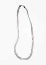 Cadena plateada de acero quirúrgico hipoalergénico, de eslabones chatos y cierre de mosquetón.