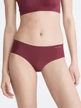 Bombacha hipster color borgoña de microfibra ligera con bordes cortados a láser y logo de Calvin Klein estampado en la cadera.