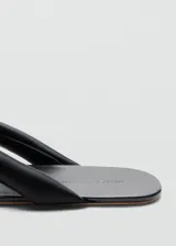 Sandalias de dedo color negro, con diseño flat y tiras acolchadas.