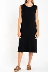 Vestido negro de viscosa y elastano, corte recto, largo midi y sin mangas.