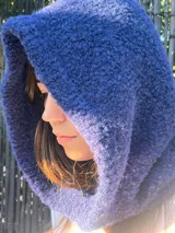 Bufanda con capucha tejida de lana color marrón.