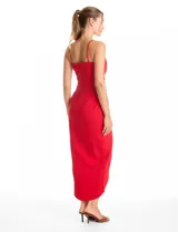 Vestido midi de crepe color rojo, con escote en V cruzado y drapeado en el busto. Presenta una falda envolvente con diseño drapeado que genera una abertura asimétrica en el bajo. Cuenta con tirantes finos y cierre invisible en la espalda.