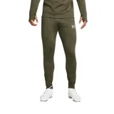Pantalón deportivo negro Under Armour Challenger, con cintura elástica y logo estampado en blanco en la pierna derecha.