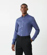 Camisa de manga larga para hombre, confeccionada en algodón con textura sutil. Presenta cuello con botones, cierre frontal abotonado y puños clásicos.