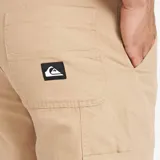 Pantalón carpintero Quiksilver de gabardina color beige, de corte recto y holgado, con bolsillos laterales de utilidad y presillas para cinturón.
