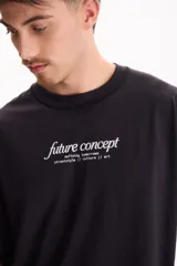 Remera de algodón negra, de manga corta y corte semi boxy, con estampa en la espalda que presenta una estrella con efecto de pintura goteando y la inscripción "future concept defining tomorrows streetstyle // culture // art".